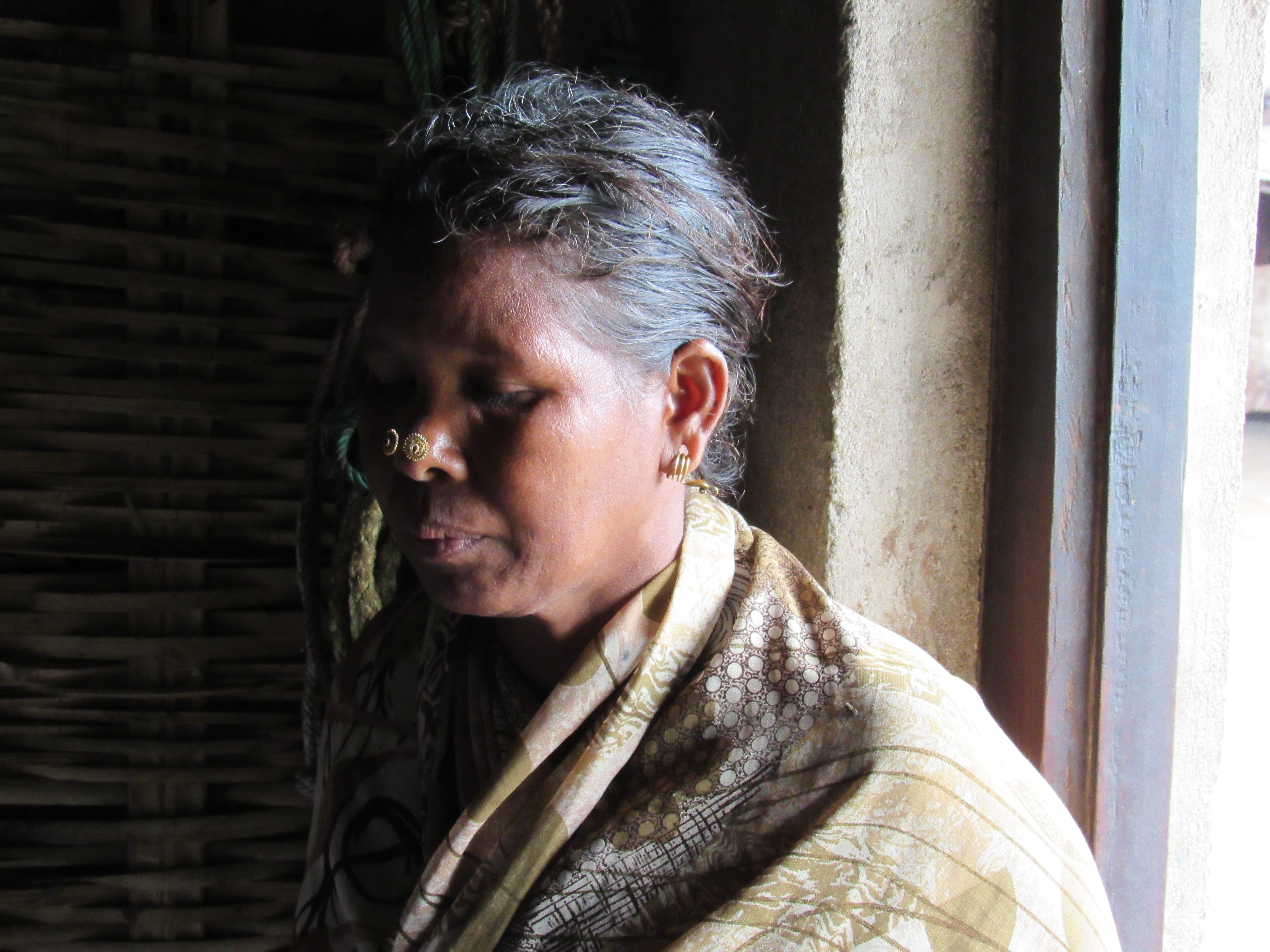 हाथ से जमीन निकलने का दुःख