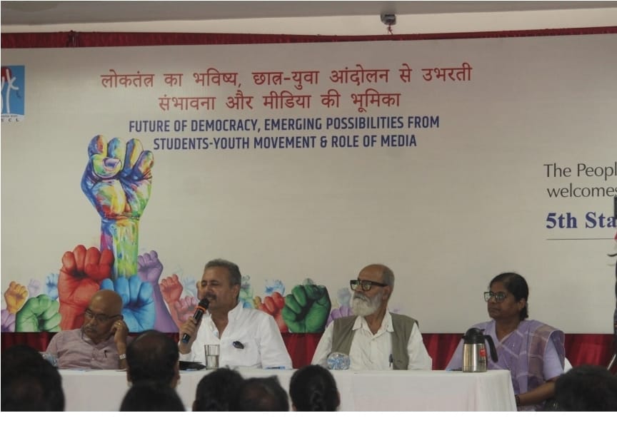 लोकतंत्र में आंदोलन होते रहने चाहिए